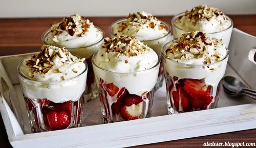 Truskawki z musem amaretto