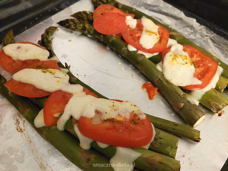 Szparagi zapiekane z pomidorami pod mozzarellą – Smaczna Dieta