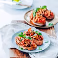 Bruschetta z kurkami i pomidorami