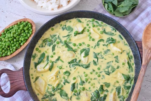 Ryba w sosie curry ze szpinakiem i groszkiem