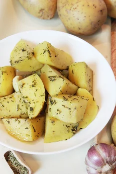 Gotowane ziemniaki z masłem i rozmarynem