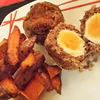 Szkockie jajko i wedgesy z batata