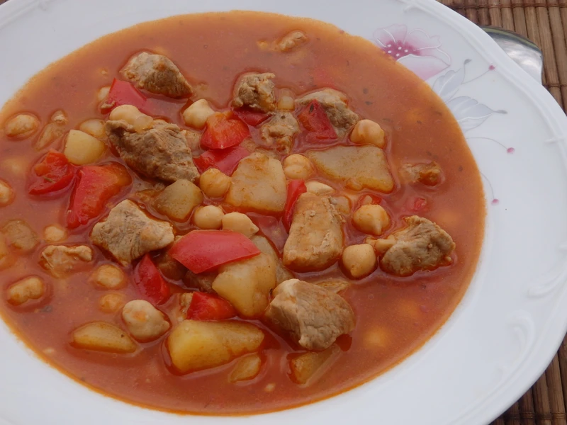 Zupa gulaszowa z cieciorką