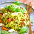 Makaron z pesto z rukoli i pistacji z kurkami