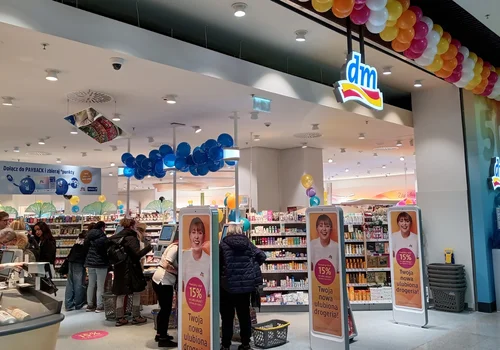 Nowa sieć kosmetyczna rozdaje darmowe kosmetyki! Konkurent Rossmanna otwiera kolejny sklep i kusi rabatami