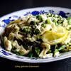 Makaron carbonara z zielonym groszkiem i groszkiem cukrowym
