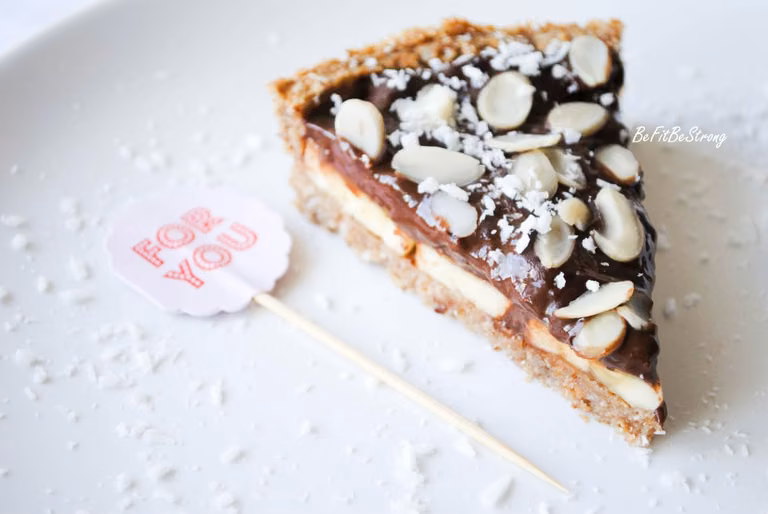 Tarta kakaowa z bananami na spodzie z musu jabłkowego