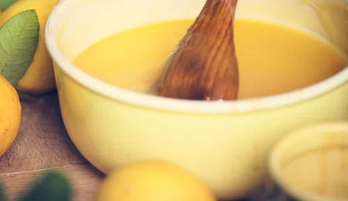 Domowy sos cytrynowy – idealny dodatek do potraw. Jak go przygotować?