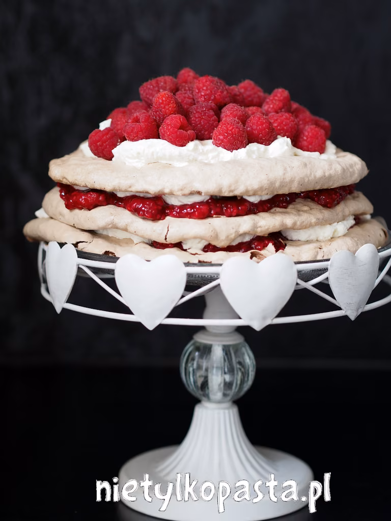 Tort bezowy z malinami