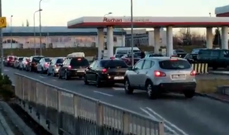 Kolejki do stacji benzynowych. Nieuzasadniona panika Polaków? Orlen komentuje