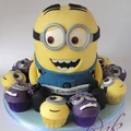 Minionek z babeczkami