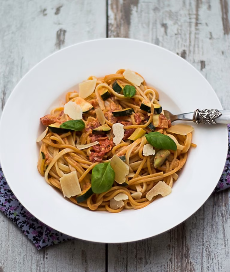 Spaghetti z pomidorami i cukinią