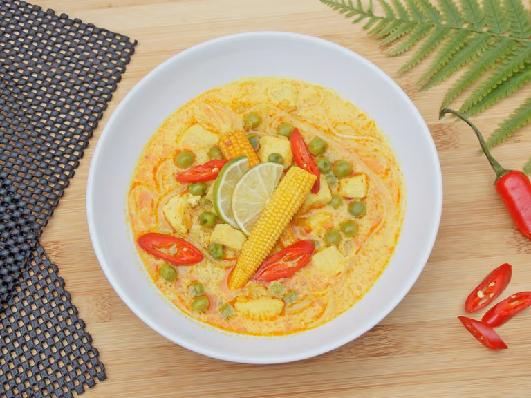 Azjatycka zupa z kurczakiem i czerwoną pastą curry