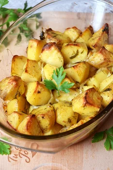 Ziemniaki pieczone z cebulką - idealne do obiadu!