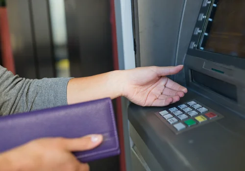 Wypłaty z bankomatów będą droższe. Nadchodzi rewolucja w opłatach!