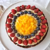 Czekoladowa tarta z kremem z mango i owocami, bez pieczenia
