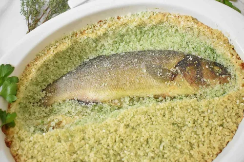 Ryba pieczona w soli z ziołami