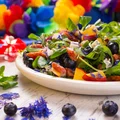 Letnia sałatka z owocami, kabanosami i niebieskim serem