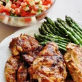 Grillowane faszerowane piersi kurczaka, grillowane zielone szparagi i krojona sałatka caprese
