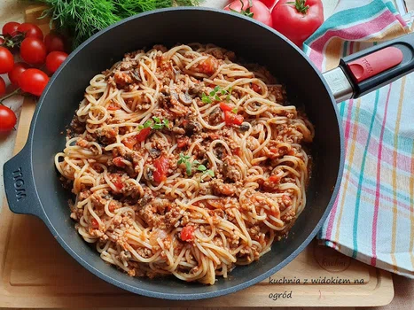Spaghetti z mięsem mielonym i pieczarkami w sosie pomidorowym