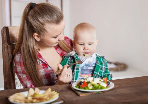 Nawet 5 dni wolnego dla rodziców i pełne wynagrodzenie? Te rodziny mogłyby skorzystać na nowych przepisach