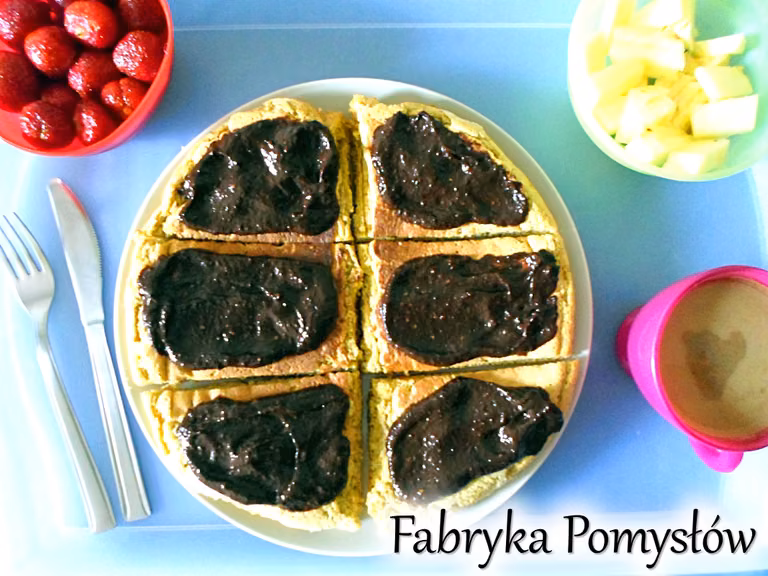 Pełnoziarnisty omlet biszkoptowy z fit nutella i owocami