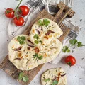 Chlebki naan z czosnkiem