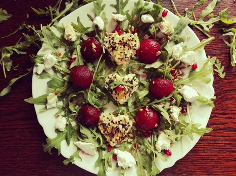 Rukola z kaszą jaglaną, pieczonymi burakami i sosem teriyaki