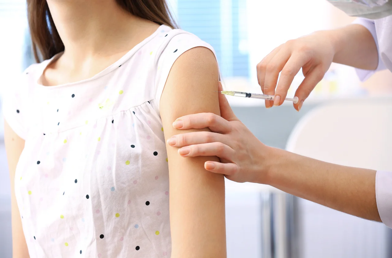 Ruszyły darmowe szczepienia przeciw HPV! Jak się zapisać? Kto może skorzystać?