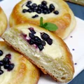 Drożdżówki z serem i jagodami