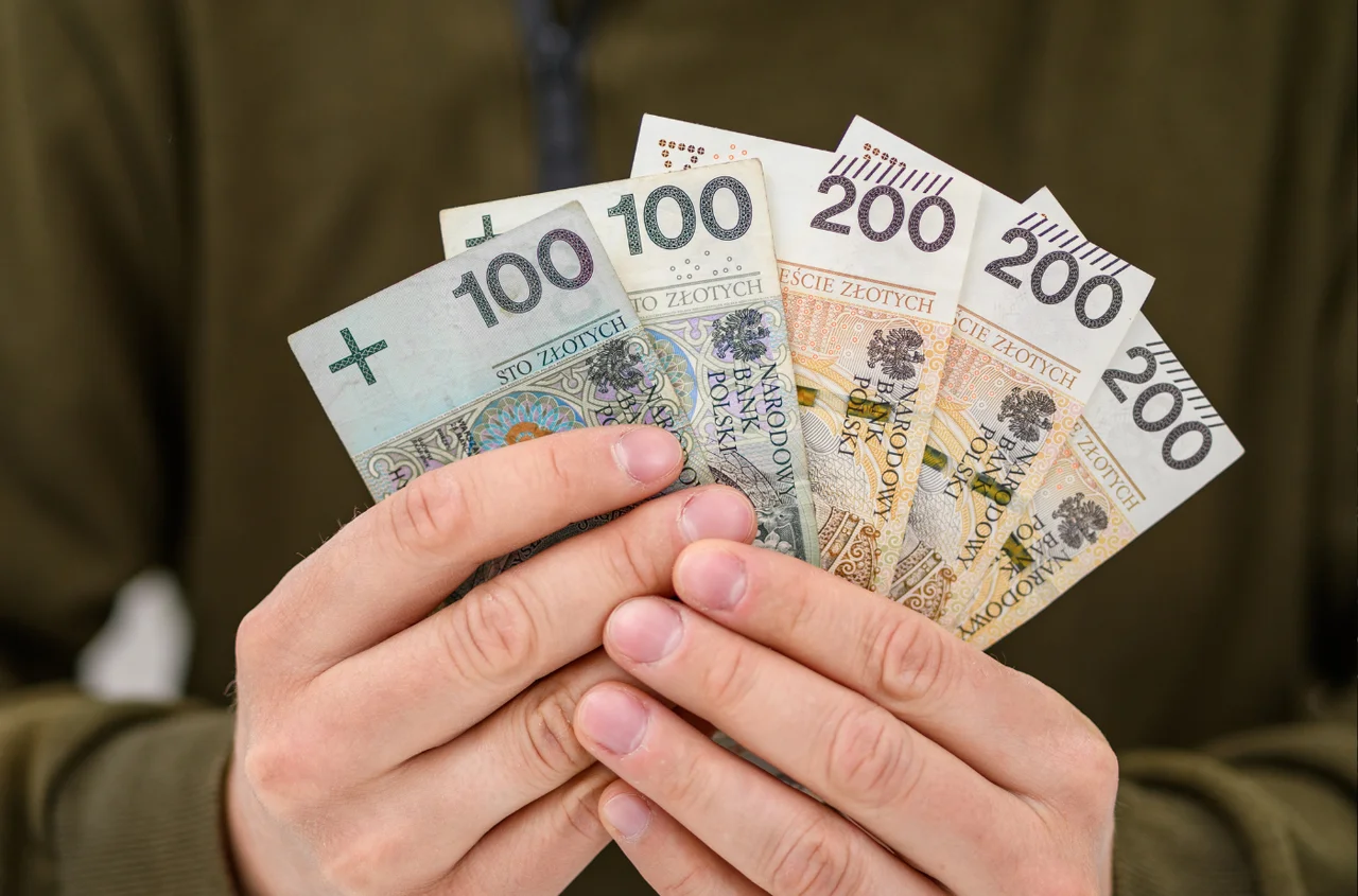 "Czy należy odbierać świadczenie 800 plus osobom bez pracy?" Odpowiedzi Polaków mówią same za siebie