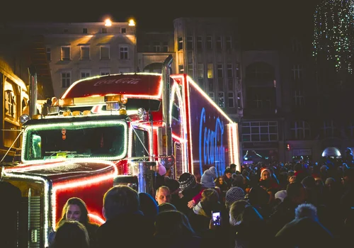 Świąteczna ciężarówka Coca-Coli ruszyła w Polskę! W 2025 roku moc magicznych atrakcji i niespodzianek w tych miejscowościach