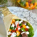 Tortilla z grillowanym mięsem wołowym, warzywną salsą i sosem czosnkowym