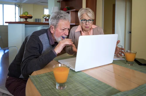 Uwaga seniorzy! ZUS może obniżyć lub zawiesić emerytury - od grudnia 2025 roku wchodzą nowe limity