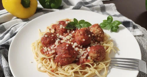 Spaghetti z pulpetami w sosie pomidorowym.