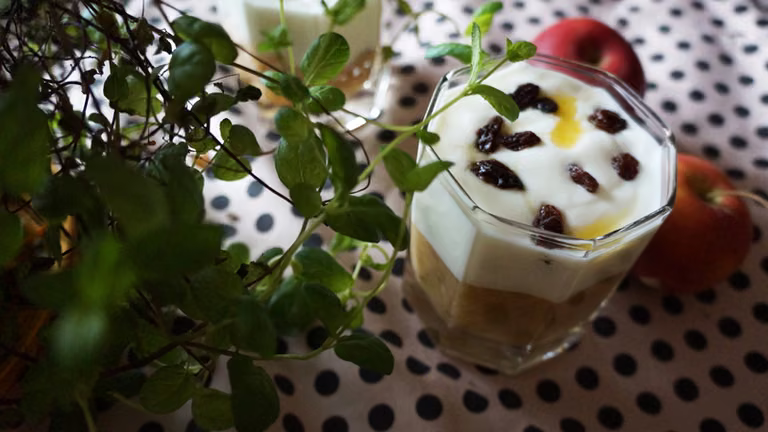 Jogurt naturalny z dodatkami - pomysł na pyszne śniadanie