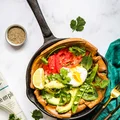 Wytrawny dutch baby z jajkiem i awokado