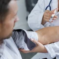 Firma szuka chętnych do zakażenia koronawirusem. Oferuje atrakcyjne wynagrodzenie
