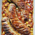 Biała kiełbasa pieczona z ciecierzycą w sosie pomidorowym