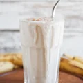 Słodki i kremowy milkshake bananowy