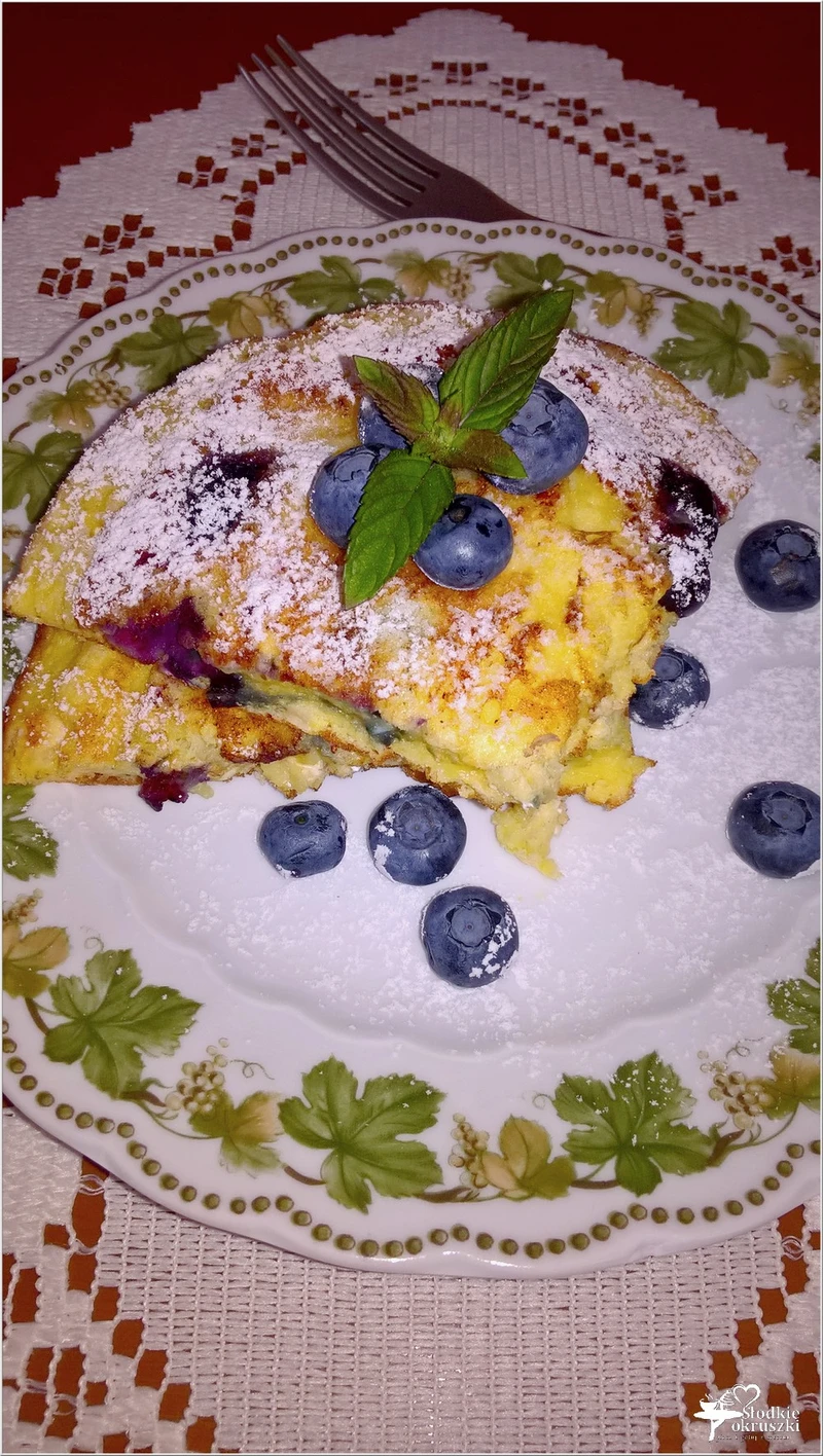 Puszysty omlet z borówkami i płatkami jęczmiennymi