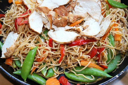 Kurczak z warzywami i makaronem