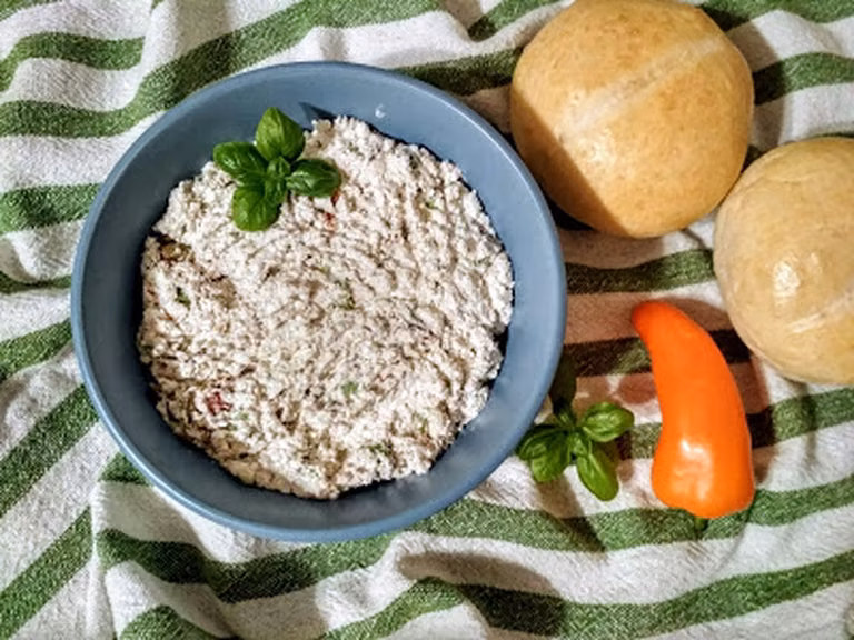 Pasta twarogowa z kaparami i suszonymi pomidorami