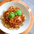Gryczane spaghetti naleśnikowe z sosem bolognese