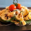 Makaron z rukolą, szynką parmeńską i pomidorkami koktajlowymi