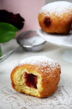 Puchate pączki z marmoladą różaną