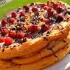 Tort na cieście ptysiowym z czekoladowym kremem i wafelkami