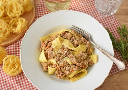 Ragù bianco - kremowy sos mięsny do makaronu z Bolonii