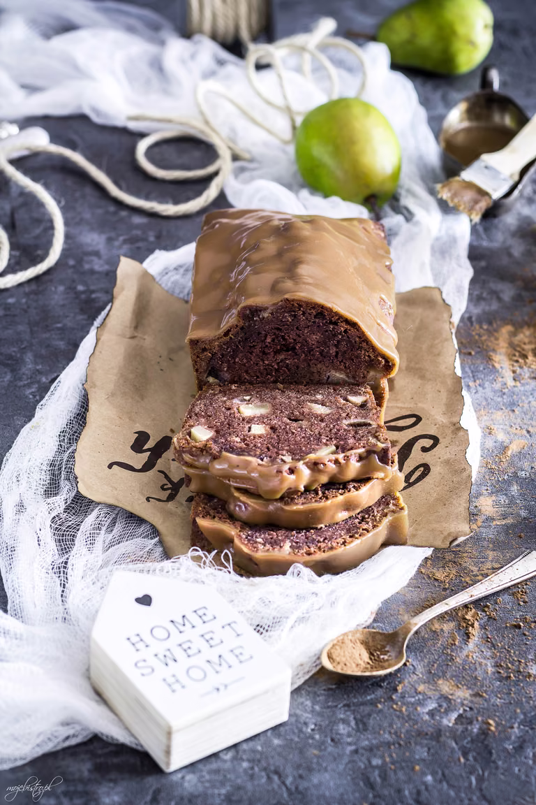 Proste ciasto gruszkowe z polewą karmelową