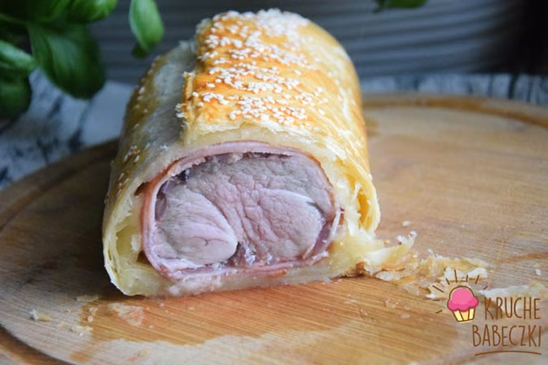 POLĘDWICZKA WIEPRZOWA PIECZONA W BOCZKU I CIEŚCIE FRANCUSKIM